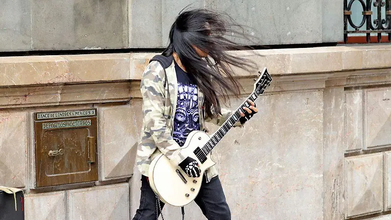 El sonido de la Calle 16 de Septiembre, un refugio para músicos callejeros [Fotorreportaje]